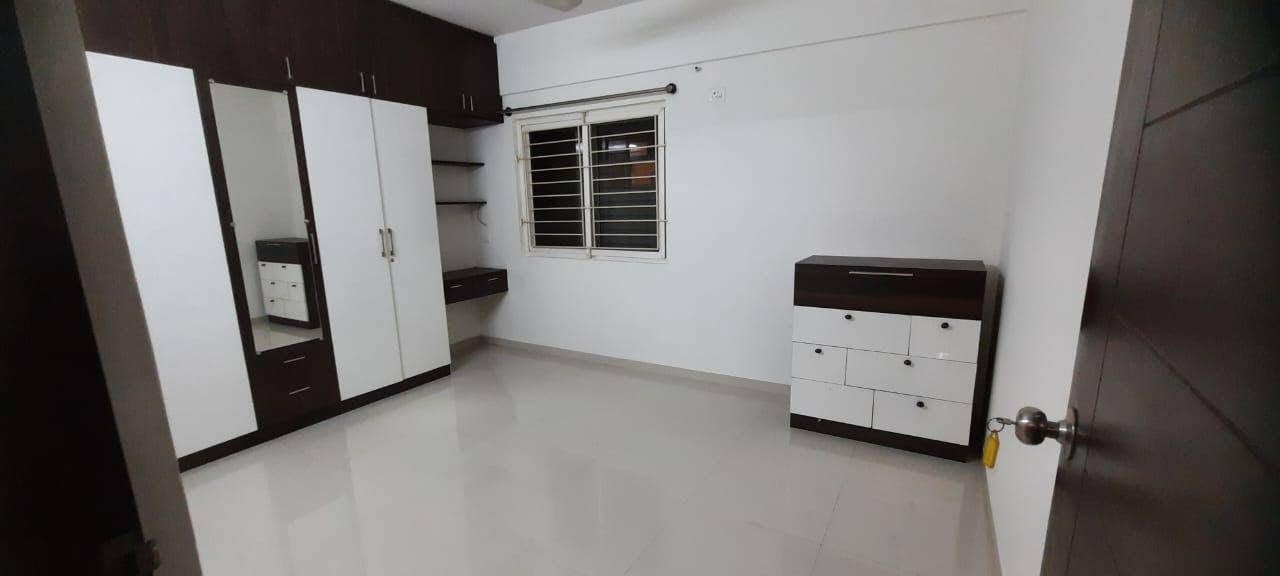 Room in 2 BHK, DSR White Waters, Whitefield, Bengaluru — photo 2