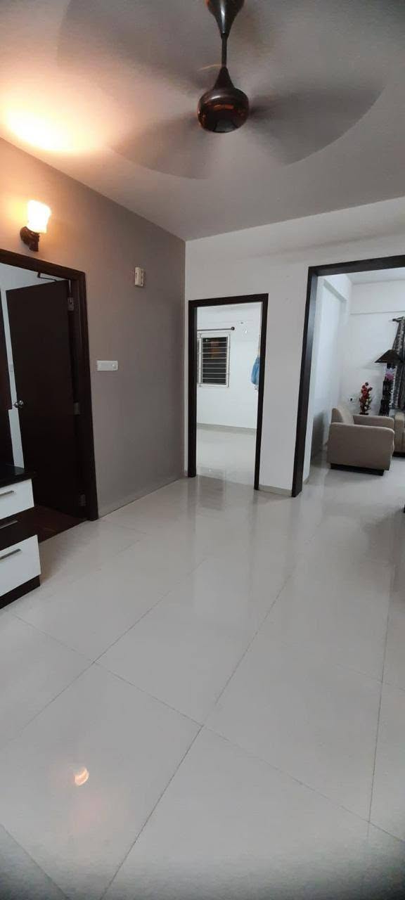 Private Room in 2 BHK, DSR White Waters